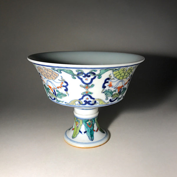 Porcelaine Wu Cai N°2: Coupe de libation avec la marque dynastique de l’empereur Tshing Hoa (1465 1488). – Image 2