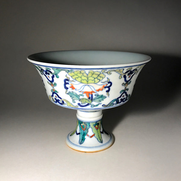 Porcelaine Wu Cai N°2: Coupe de libation avec la marque dynastique de l’empereur Tshing Hoa (1465 1488). – Image 3