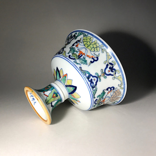 Porcelaine Wu Cai N°2: Coupe de libation avec la marque dynastique de l’empereur Tshing Hoa (1465 1488). – Image 4