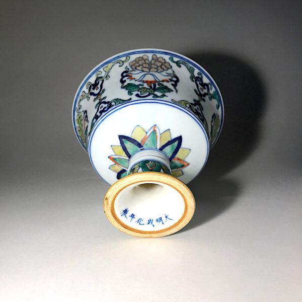 Porcelaine Wu Cai N°2: Coupe de libation avec la marque dynastique de l’empereur Tshing Hoa (1465 1488). – Image 5