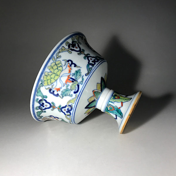 Porcelaine Wu Cai N°2: Coupe de libation avec la marque dynastique de l’empereur Tshing Hoa (1465 1488). – Image 6