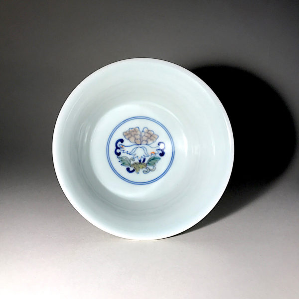 Porcelaine Wu Cai N°2: Coupe de libation avec la marque dynastique de l’empereur Tshing Hoa (1465 1488). – Image 7