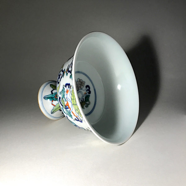 Porcelaine Wu Cai N°2: Coupe de libation avec la marque dynastique de l’empereur Tshing Hoa (1465 1488). – Image 8