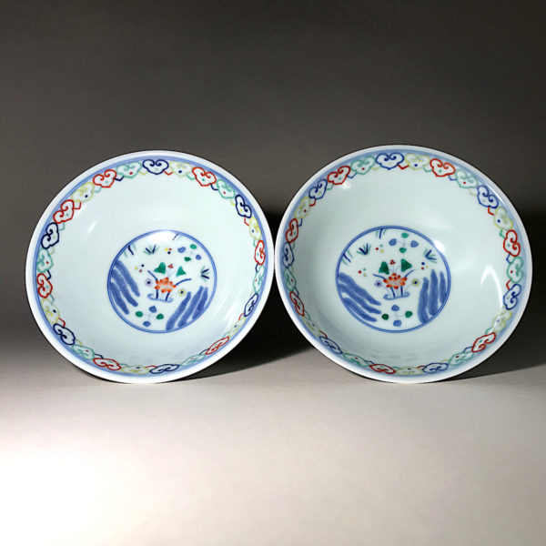 Porcelaine Wu Cai N°3 : Paire de coupe libatoire à décors de poissons – Image 4