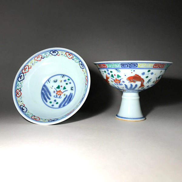 Porcelaine Wu Cai N°3 : Paire de coupe libatoire à décors de poissons – Image 3