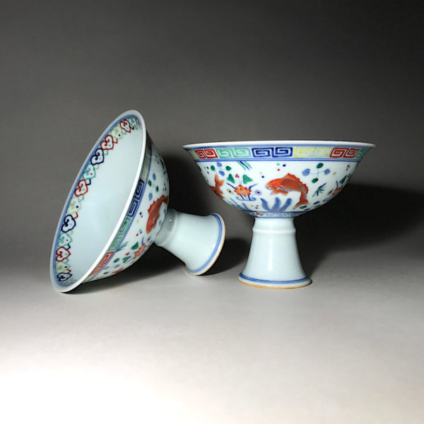 Porcelaine Wu Cai N°3 : Paire de coupe libatoire à décors de poissons – Image 2