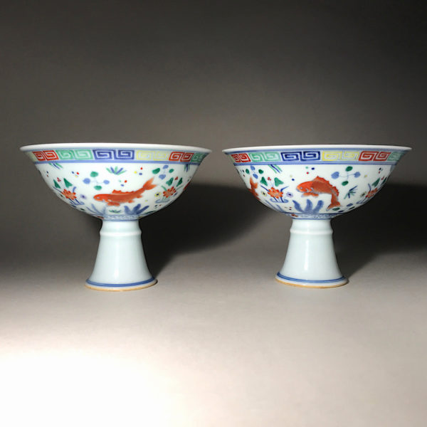 Porcelaine Wu Cai N°3 : Paire de coupe libatoire à décors de poissons