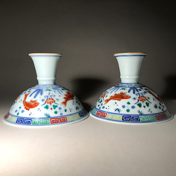 Porcelaine Wu Cai N°3 : Paire de coupe libatoire à décors de poissons – Image 10