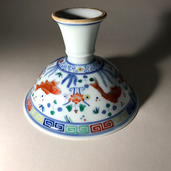 Porcelaine Wu Cai N°3 : Paire de coupe libatoire à décors de poissons – Image 9