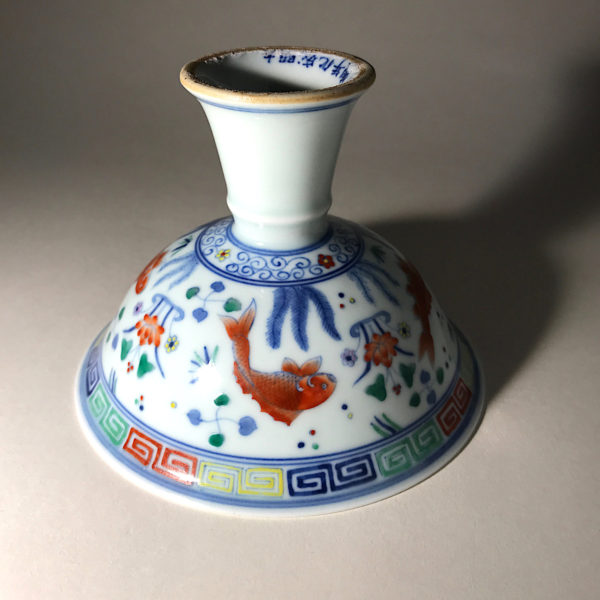 Porcelaine Wu Cai N°3 : Paire de coupe libatoire à décors de poissons – Image 7