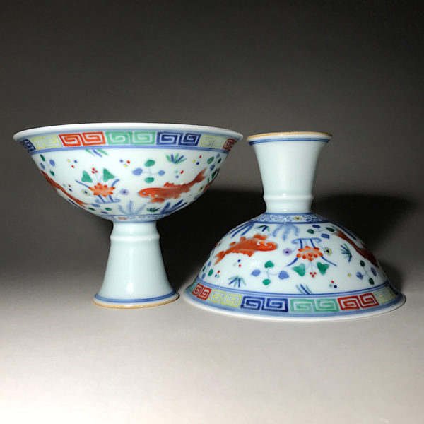 Porcelaine Wu Cai N°3 : Paire de coupe libatoire à décors de poissons – Image 5
