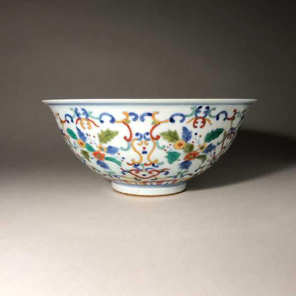 Porcelaine Wu Cai N°4 : Bol portant la marque dynastique de l’empereur Jon-Tching (1723 1735). – Image 2