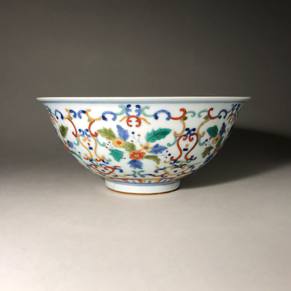 Porcelaine Wu Cai N°4 : Bol portant la marque dynastique de l’empereur Jon-Tching (1723 1735).
