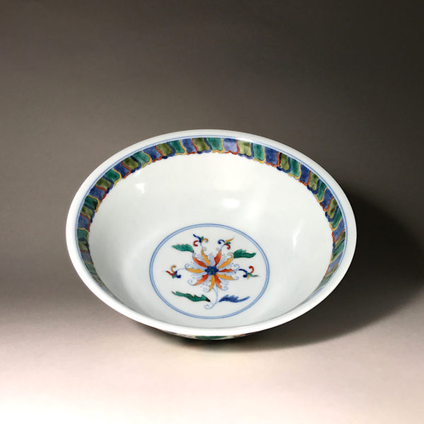 Porcelaine Wu Cai N°4 : Bol portant la marque dynastique de l’empereur Jon-Tching (1723 1735). – Image 6