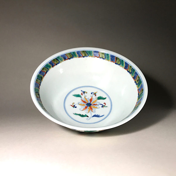 Porcelaine Wu Cai N°4 : Bol portant la marque dynastique de l’empereur Jon-Tching (1723 1735). – Image 5