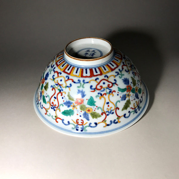 Porcelaine Wu Cai N°4 : Bol portant la marque dynastique de l’empereur Jon-Tching (1723 1735). – Image 7