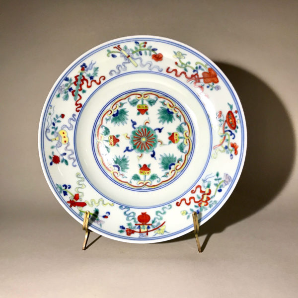 Porcelaine Wu Cai N°6: Il porte une marque dynastique de l’empereur Jong-Tching (1723-1735)