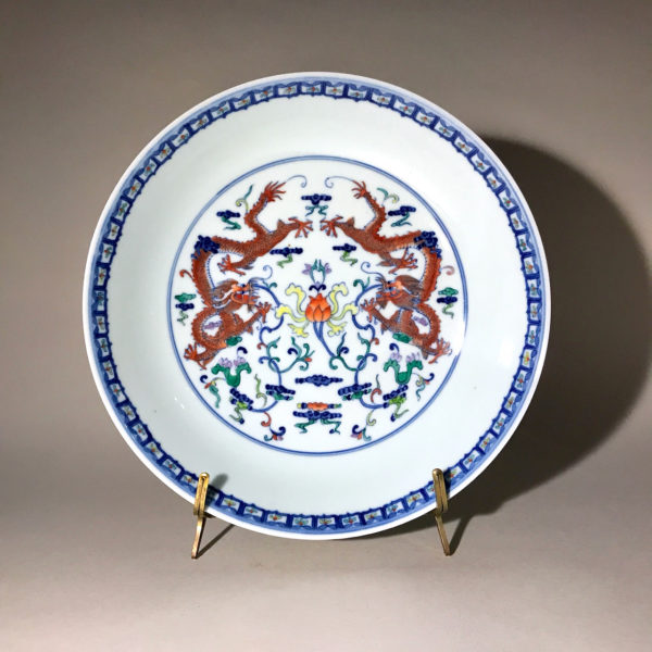 Porcelaine Wu Cai N°7: Il porte une marque dynastique de l’empereur Kuang Hsü (1875)