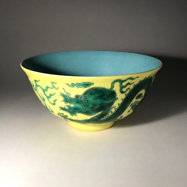 Porcelaine jaune verte et turquoise dragon. Qianlong (1735 - 1796)